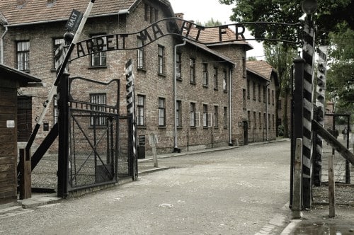 Dark tourism: perché crescono i viaggi nei santuari del dolore Futuro Prossimo