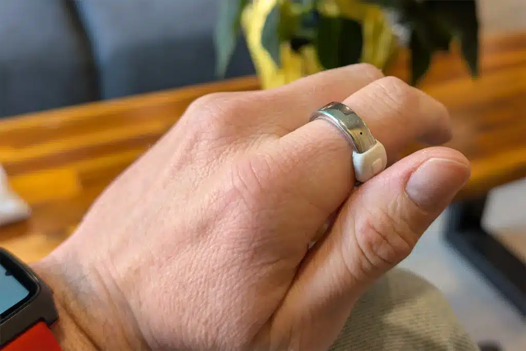 Anelli AI, il 2026 sarà l’anno dei microfoni al dito? Futuro Prossimo